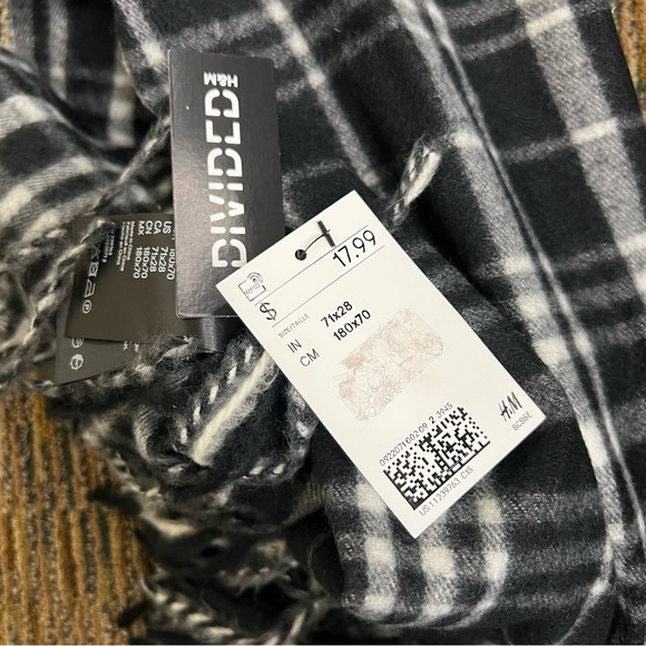 H&M Divided black plaid scarf - Picture 2 of 2